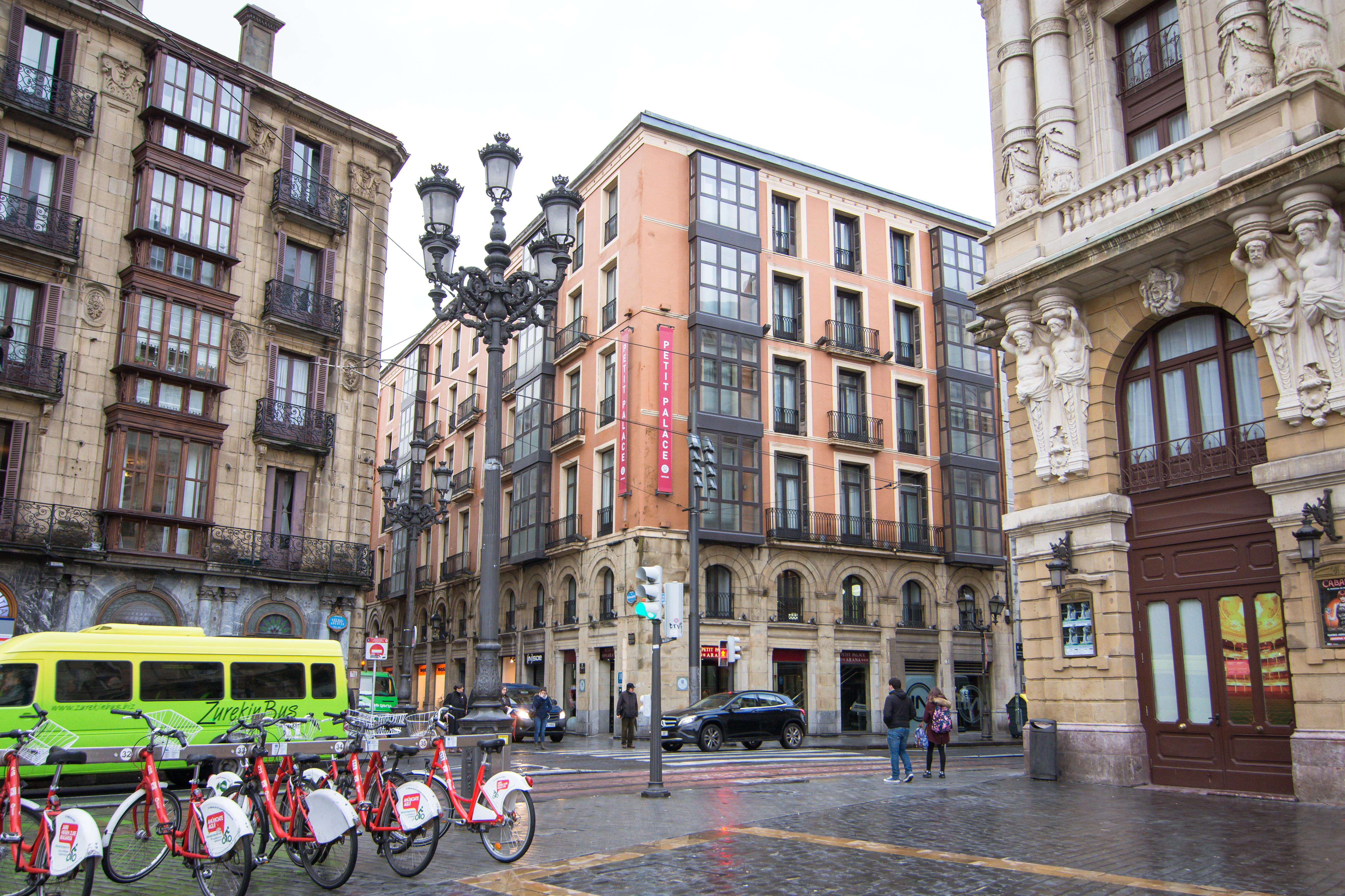 Petit Palace Arana Bilbao Exterior photo